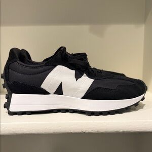 New Balance 327 Never Worn Black and White Athletic Shoes
